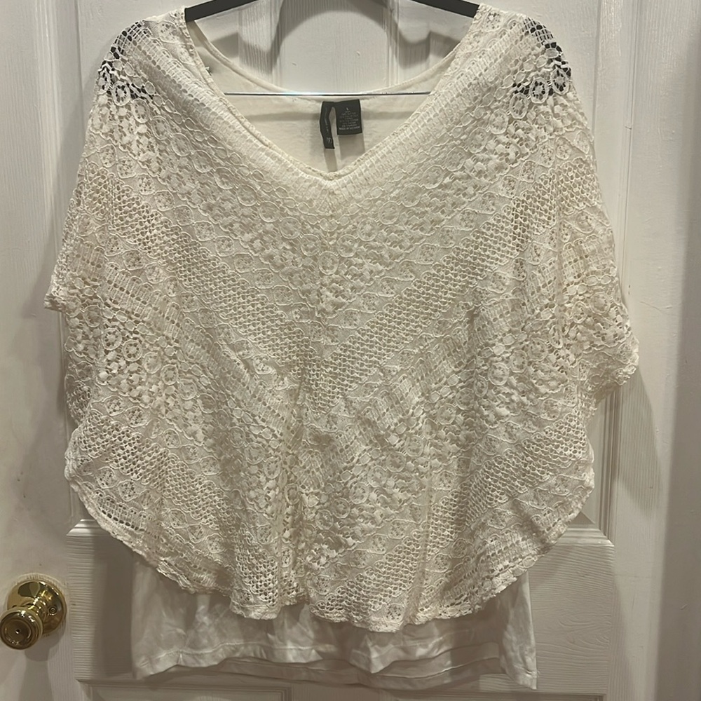 Cream/white color, size L